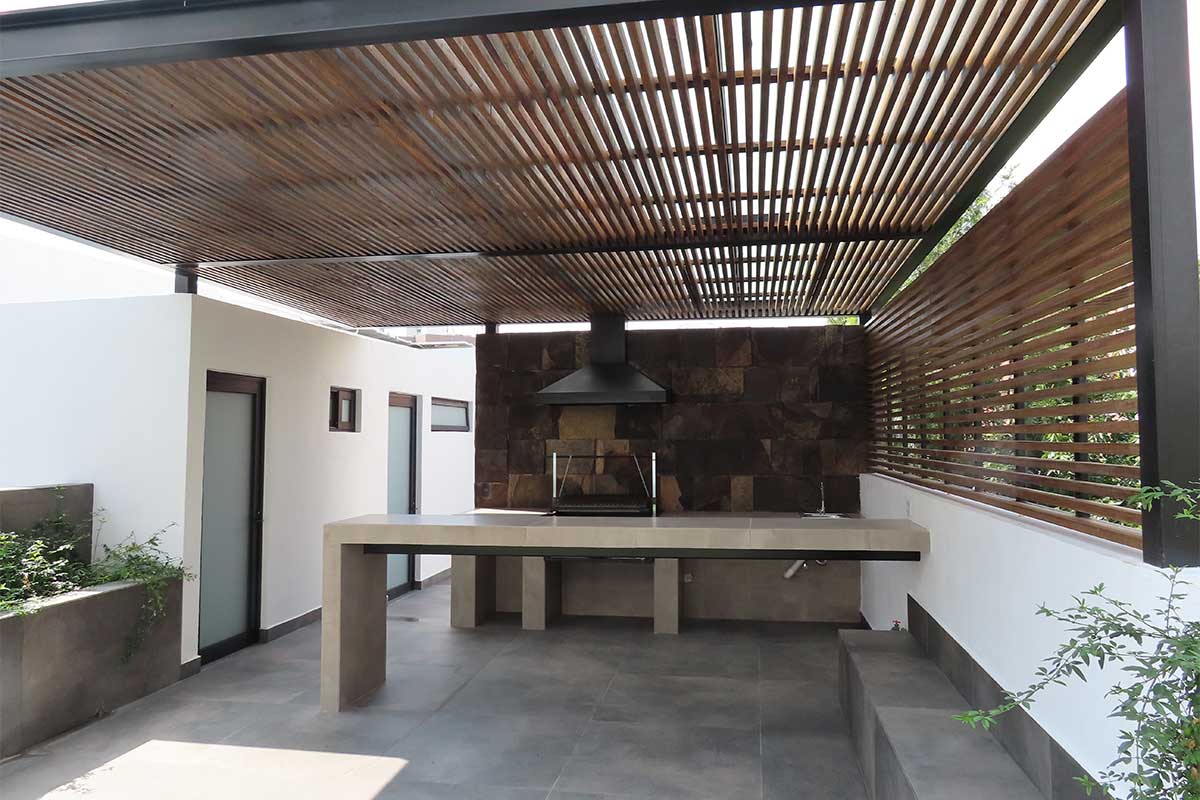 Diseño y construcción de roof garden con pérgola y asador